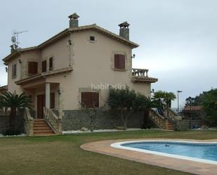 Vista exterior de Casa o xalet en venda en Mataró amb Aire condicionat, Jardí privat i Terrassa