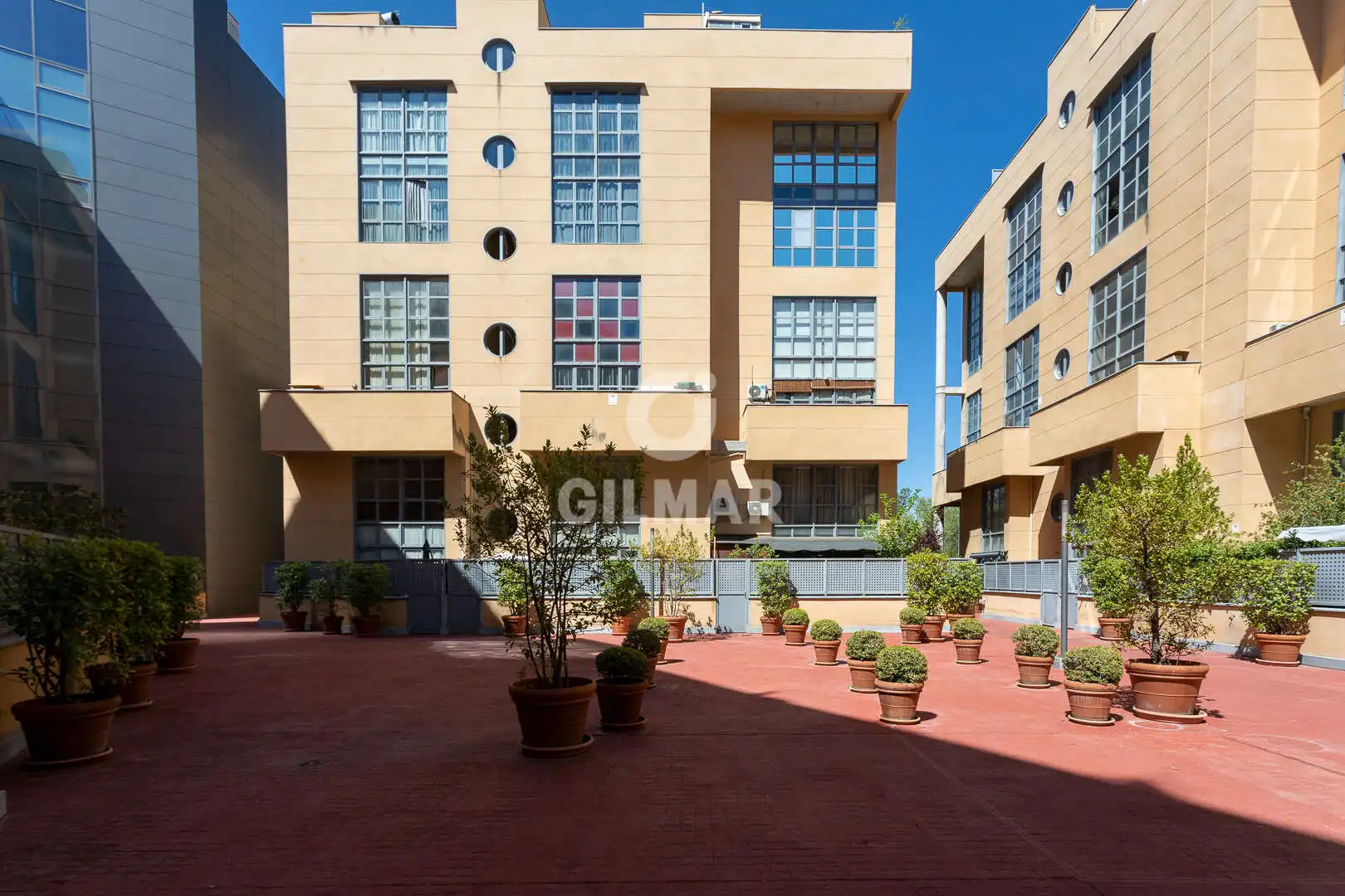 Vista exterior de Dúplex en venda en Madrid amb Calefacció i Balcó
