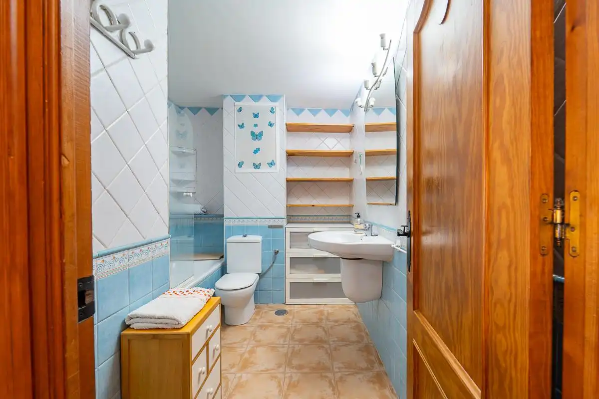 Baño de Piso en venta en Torremolinos con Calefacción, Terraza y Balcón