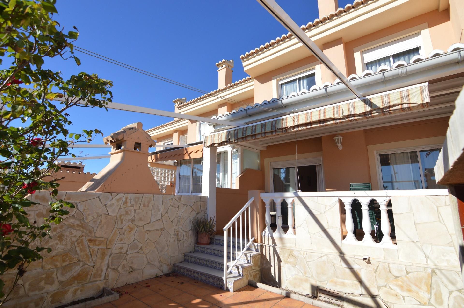 Vista exterior de Casa adosada en venda en Cullera amb Jardí privat, Terrassa i Piscina comunitària