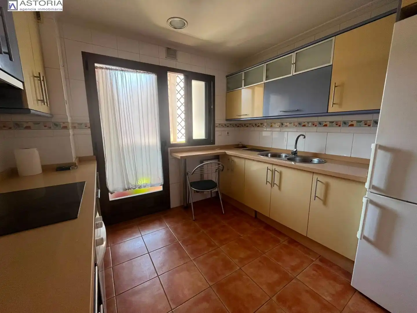 Cuina de Pis de lloguer en Granada amb Aire condicionat, Moblat i Balcó
