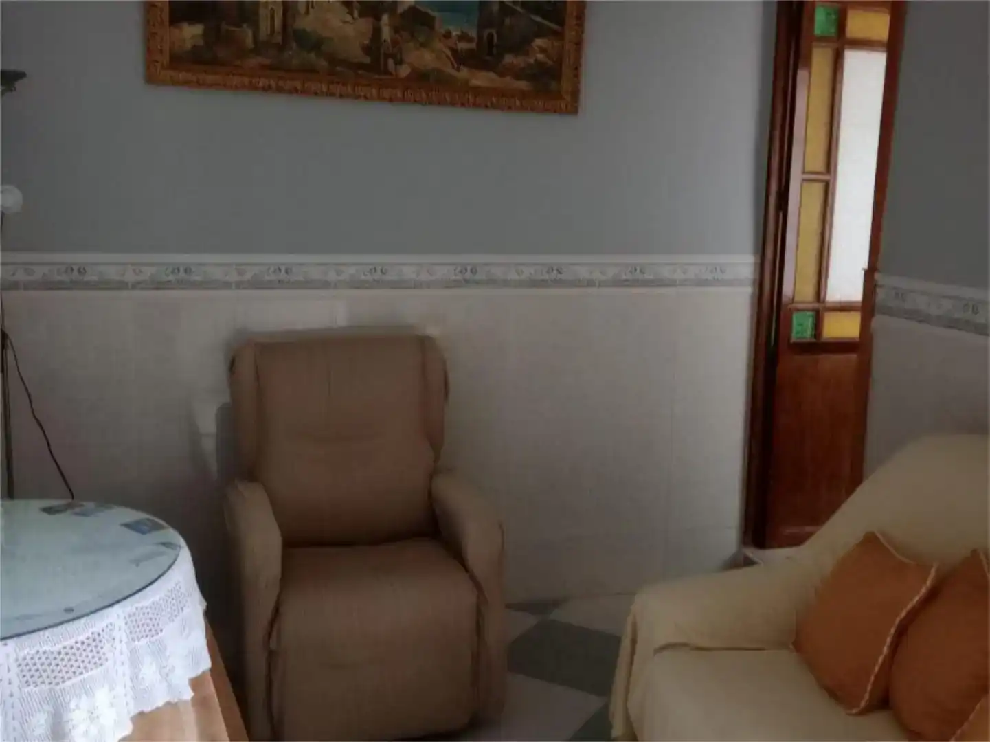 Sala d'estar de Casa adosada en venda en Monterrubio de la Serena amb Jardí privat, Moblat i Forn