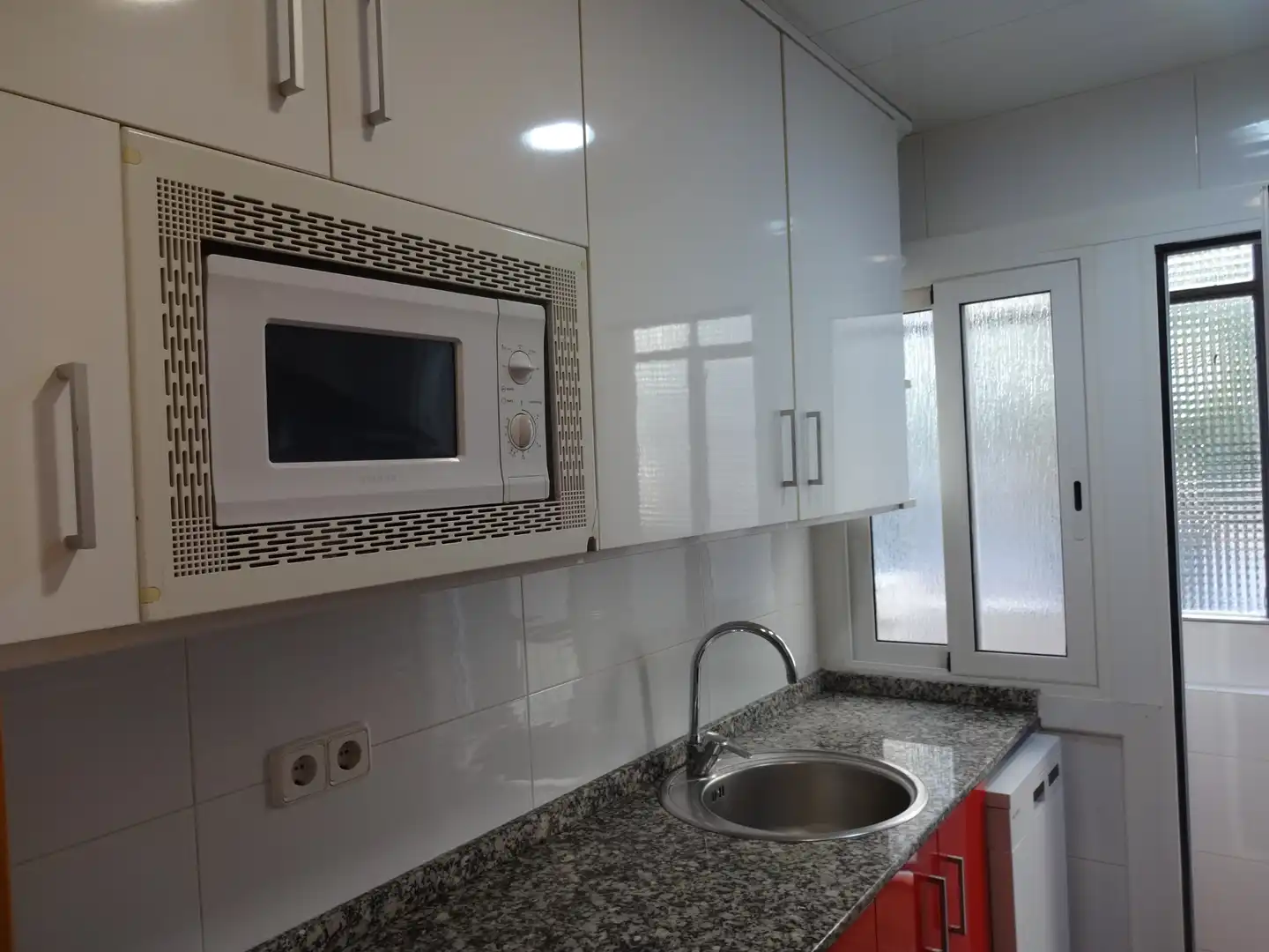 Küche von Wohnung zum Verkauf in Barcelona mit Terrasse, Ofen und Mikrowelle