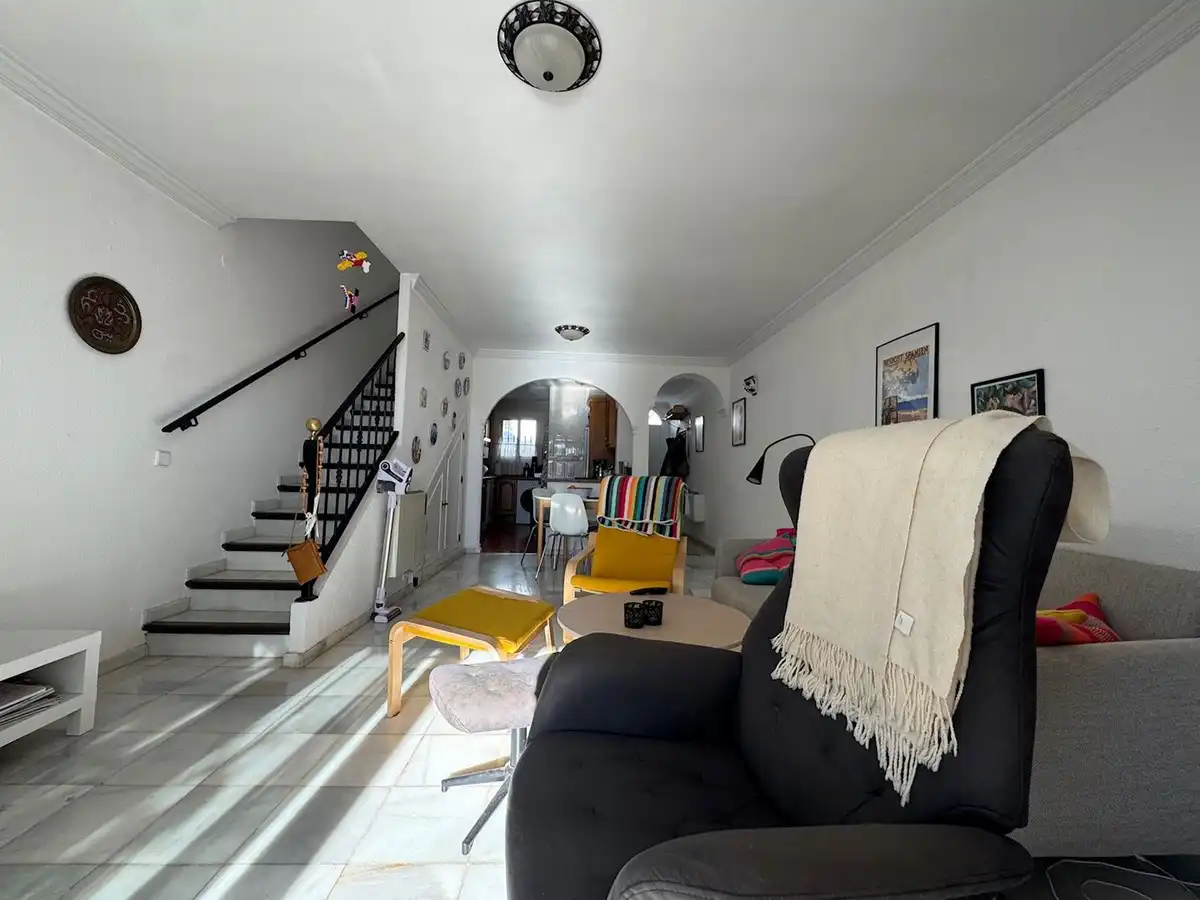 Sala de estar de Casa adosada en venta en Benalmádena con Aire acondicionado, Terraza y Piscina comunitaria