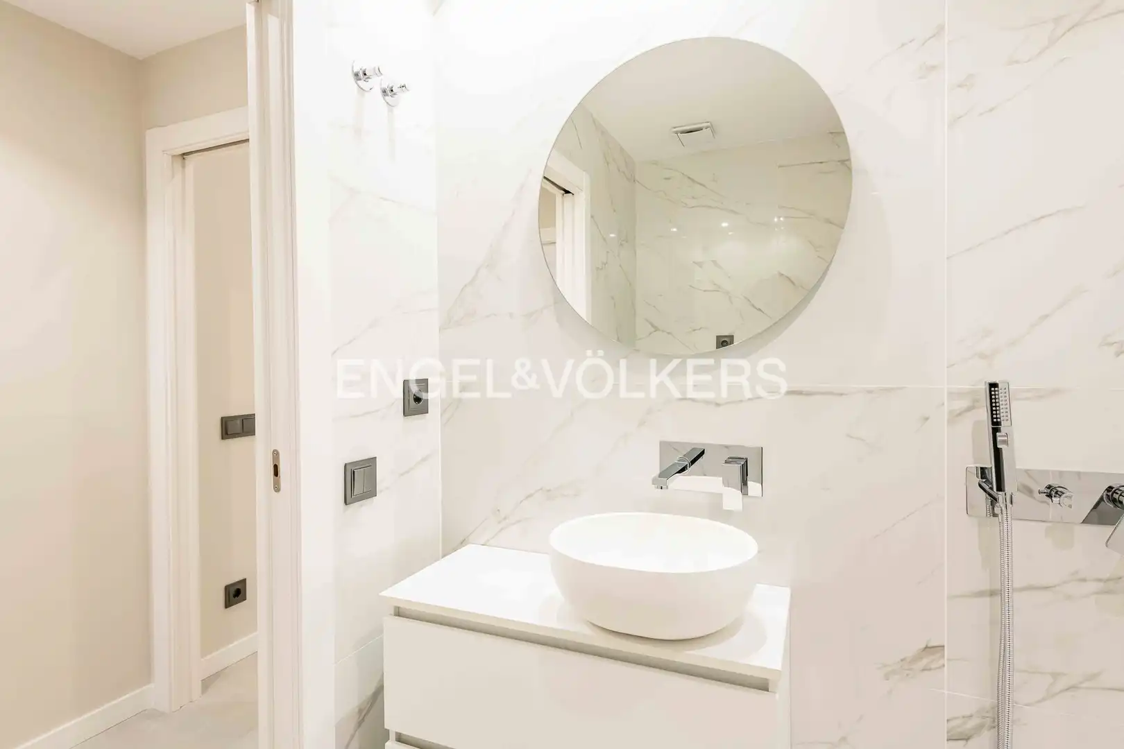 Bathroom of Ground floor for sale in Barcelona  with Air Conditioner and Heating