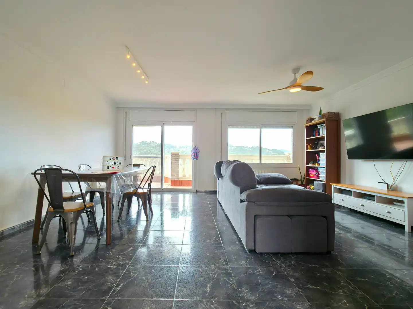 Sala d'estar de Casa o xalet en venda en Sant Andreu de la Barca amb Aire condicionat, Calefacció i Jardí privat