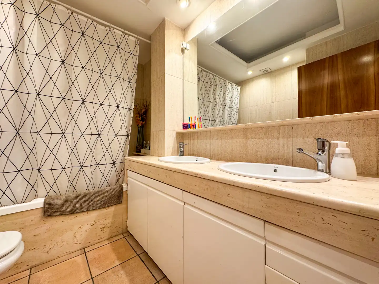 Badezimmer von Dachboden zum Verkauf in Sentmenat mit Klimaanlage, Heizung und Balkon