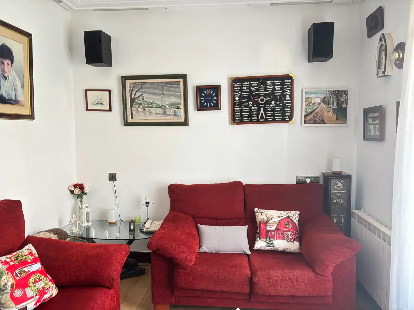 Sala d'estar de Pis en venda en Donostia - San Sebastián  amb Calefacció, Traster i Moblat
