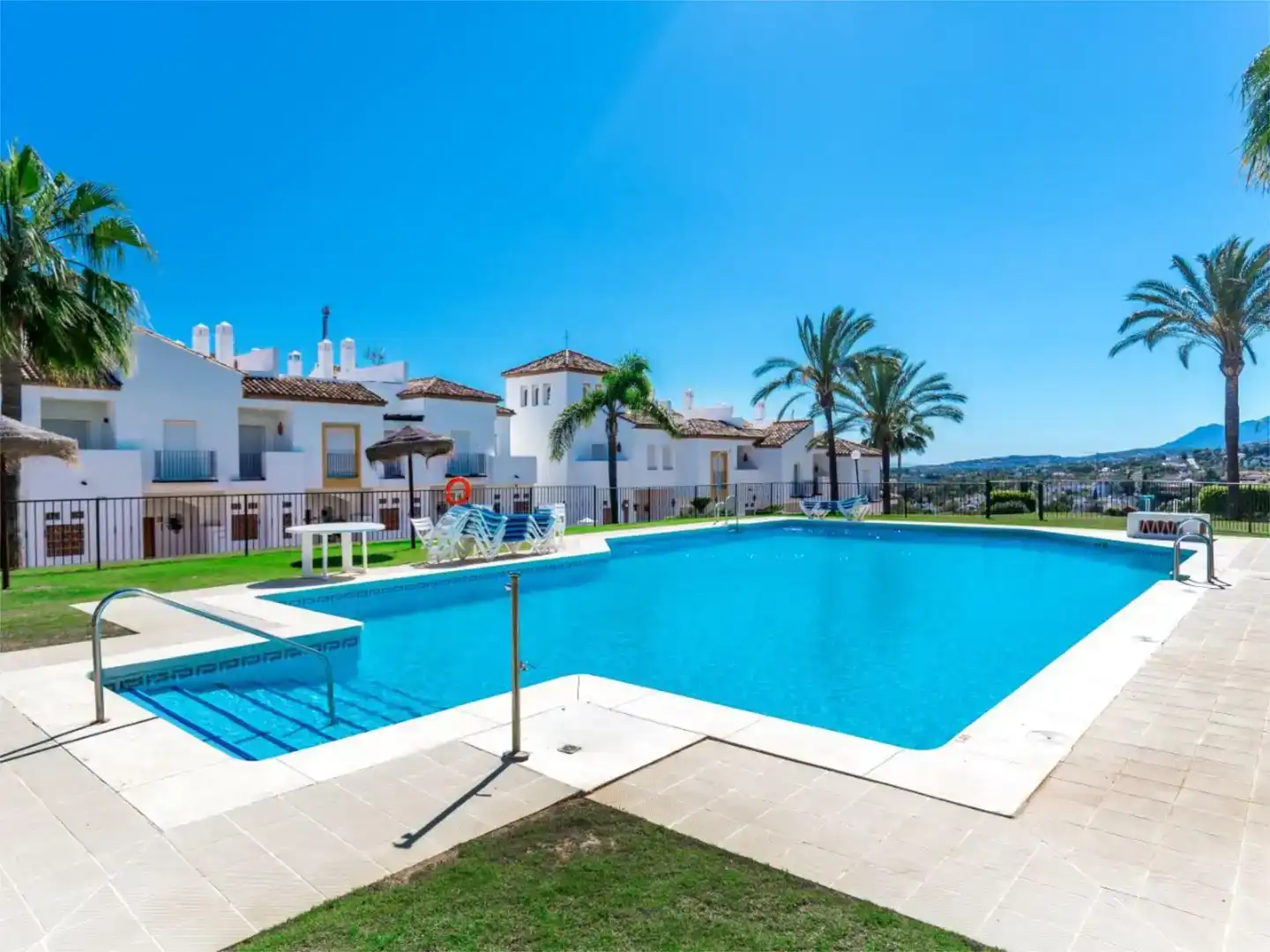 Vista exterior de Casa adosada en venda en Marbella amb Aire condicionat, Piscina i Balcó