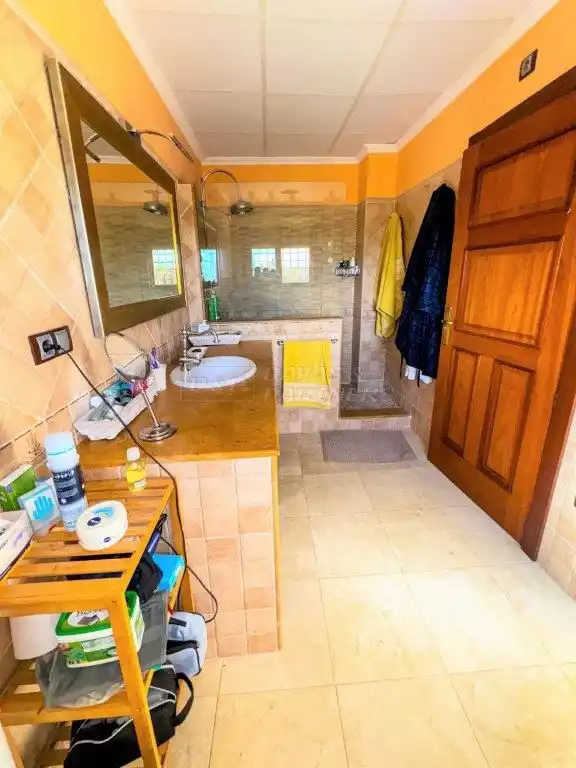Bany de Casa o xalet en venda en Orihuela amb Aire condicionat, Jardí privat i Traster