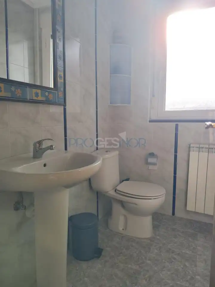 Bany de Casa adosada en venda en Valdefresno amb Calefacció, Jardí privat i Parquet