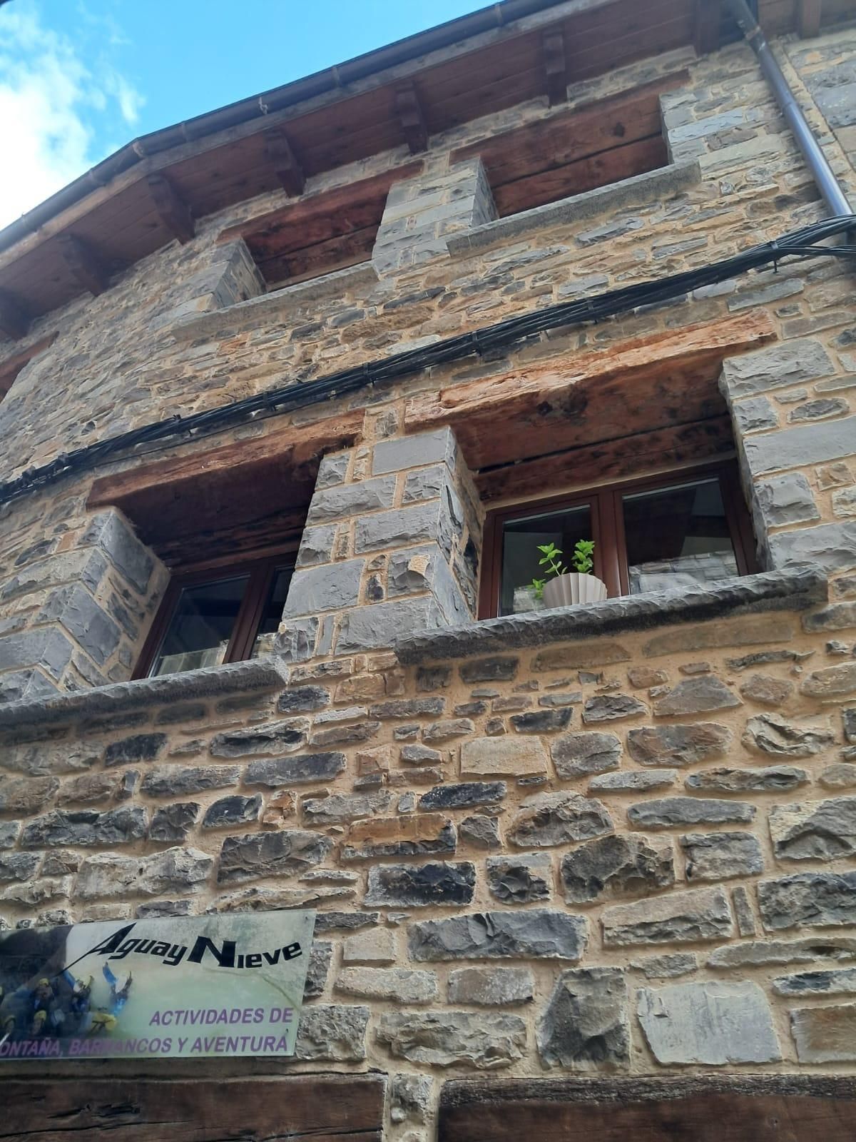 Vista exterior de Casa o xalet en venda en Torla amb Calefacció, Traster i Balcó