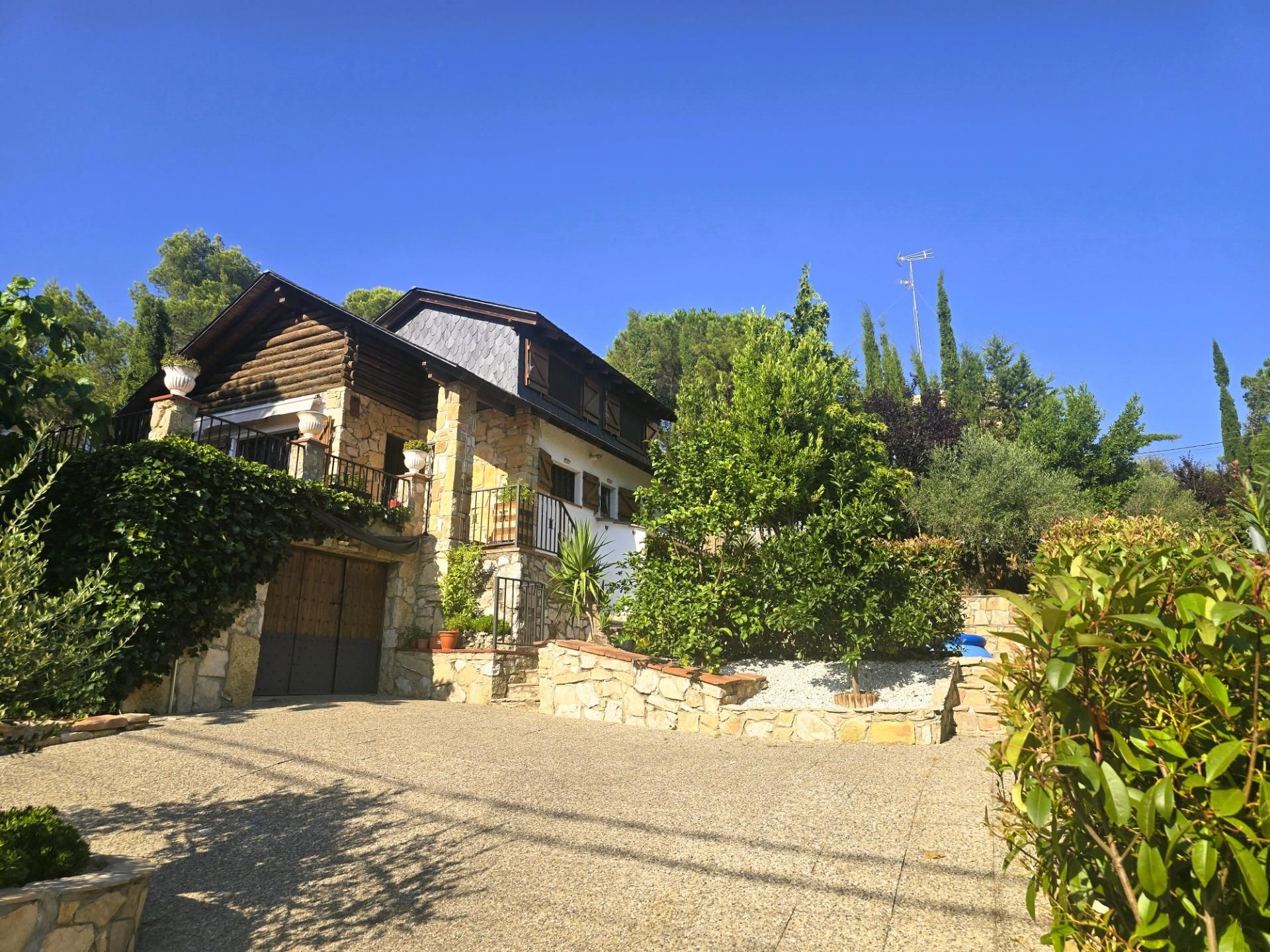 Vista exterior de Casa o xalet en venda en Mediona amb Aire condicionat, Jardí privat i Terrassa
