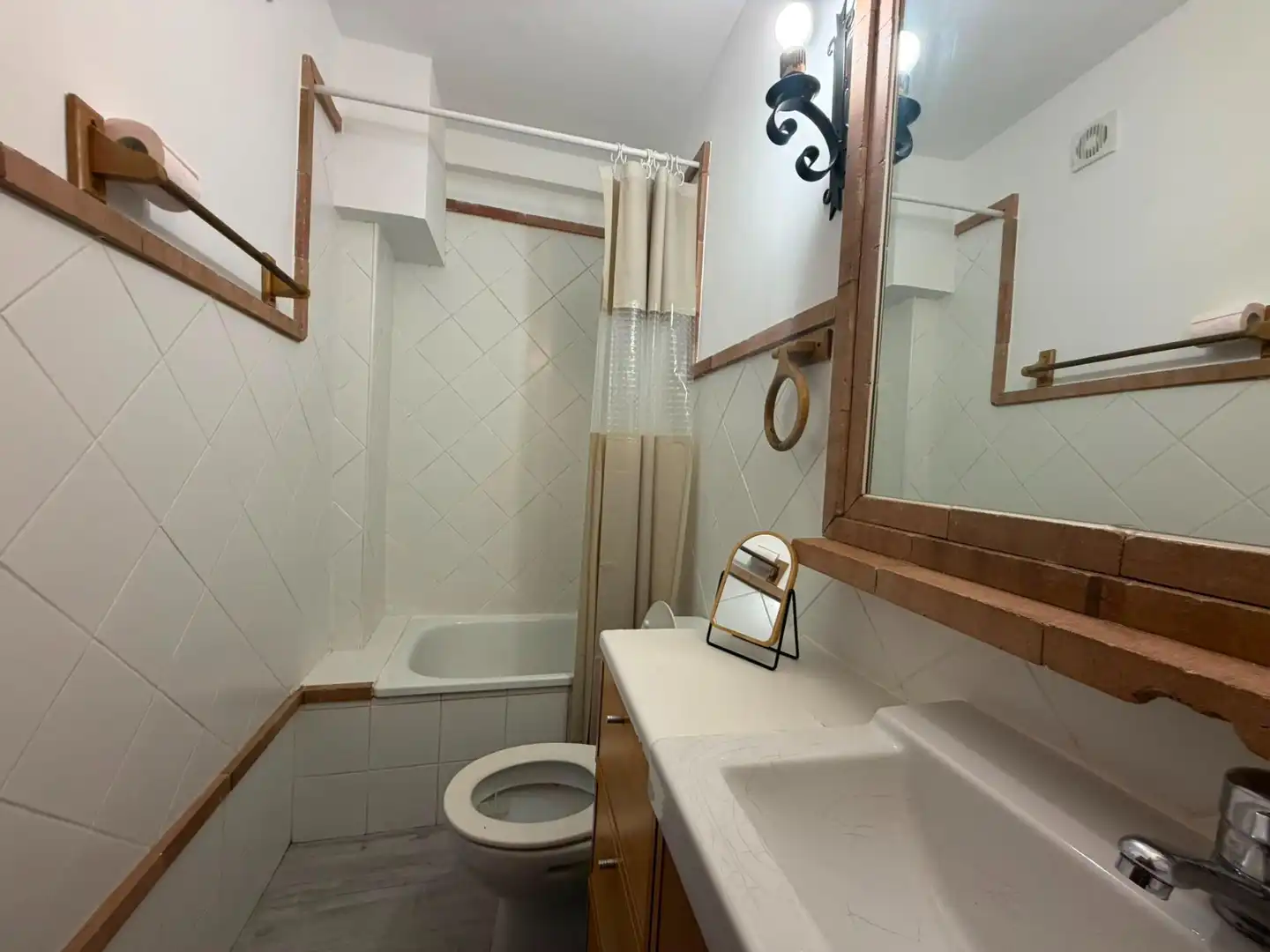 Baño de Piso de alquiler en Córdoba con Aire acondicionado, Trastero y Amueblado