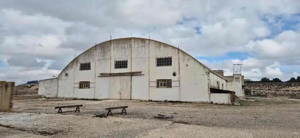 Vista exterior de Nave industrial en venta en La Gineta