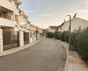 Vista exterior de Casa adosada en venda en Campo Real amb Calefacció, Terrassa i Piscina