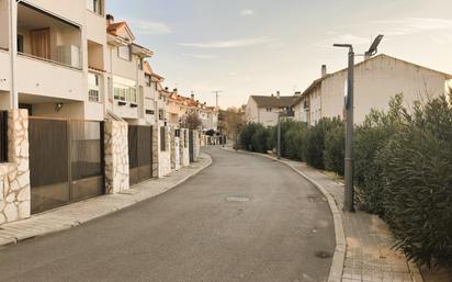 Außenansicht von Einfamilien-Reihenhaus zum verkauf in Campo Real mit Heizung, Terrasse und Schwimmbad