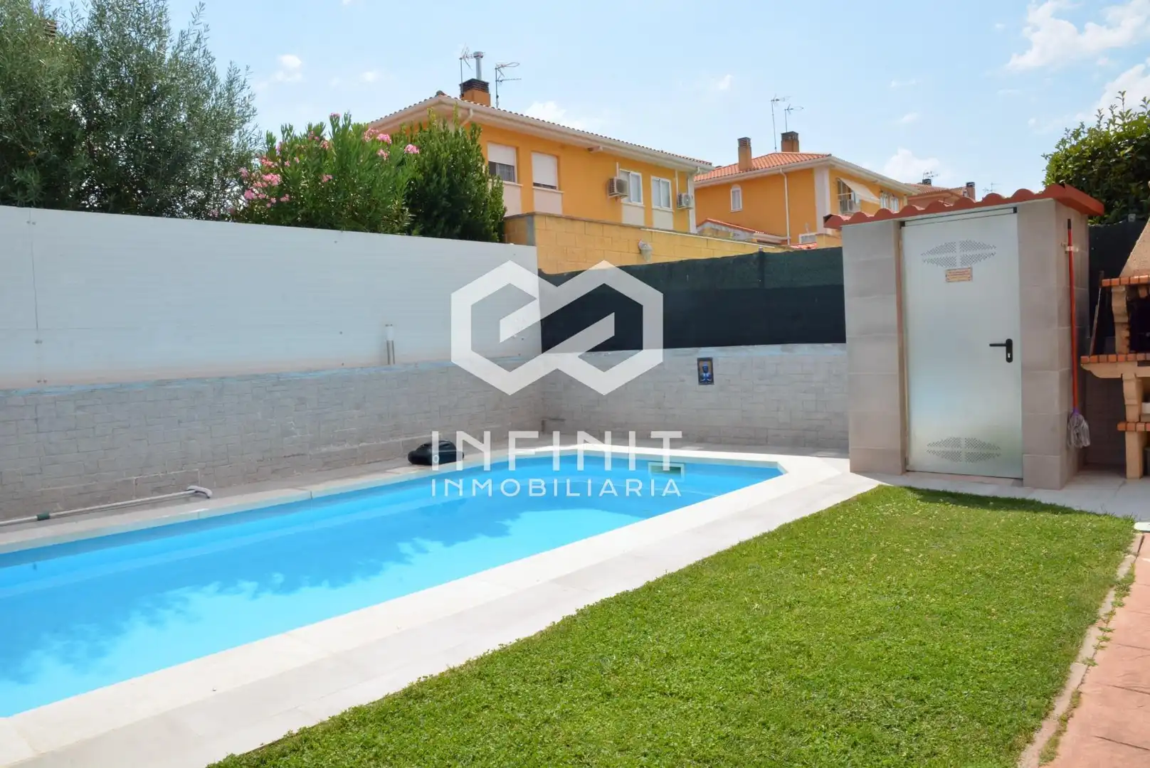 Piscina de Casa adosada en venda en Torrejón del Rey amb Calefacció, Jardí privat i Terrassa
