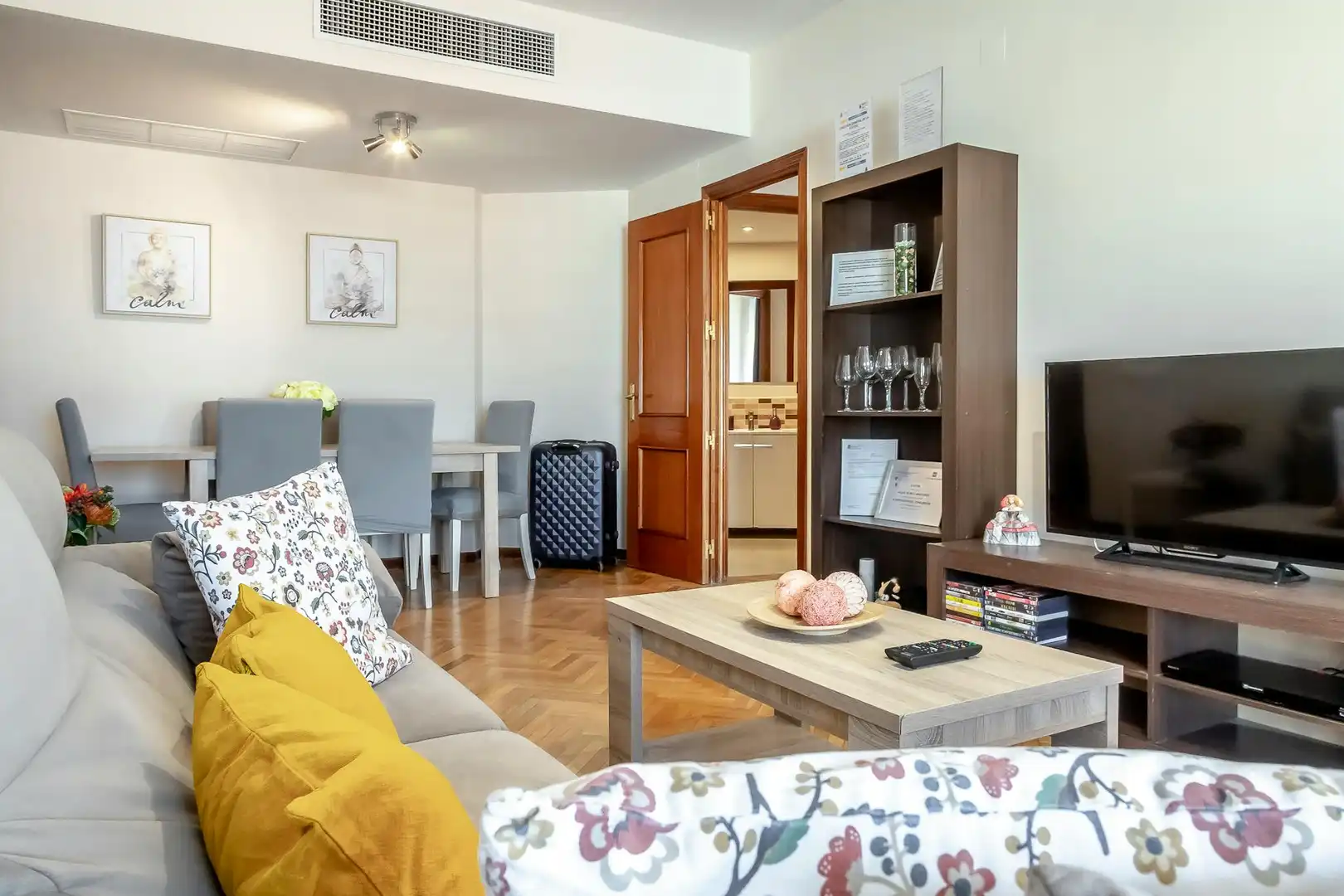 Living room of Flat for rent in Madrid  with Air Conditioner, Heating and Furnished