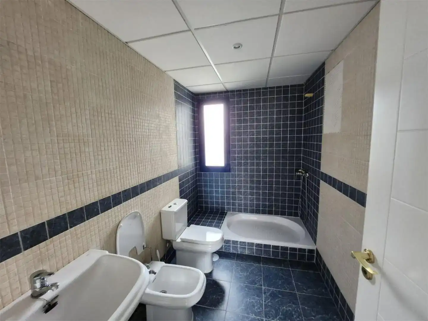 Badezimmer von Wohnung zur Miete in Estepona mit Klimaanlage, Abstellraum und Schwimmbad