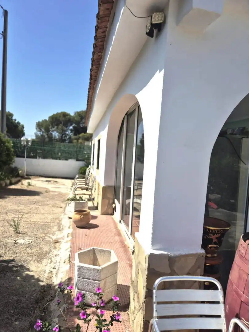 Vista exterior de Casa o xalet en venda en Llíria amb Terrassa i Piscina comunitària