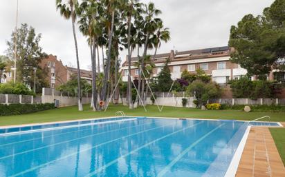 Piscina de Casa adosada en venda en Esplugues de Llobregat amb Aire condicionat, Calefacció i Terrassa