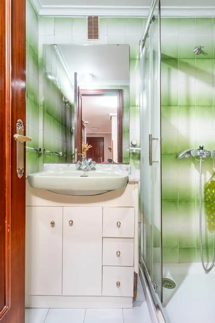 Bany de Apartament en venda en Oviedo  amb Calefacció, Terrassa i Balcó