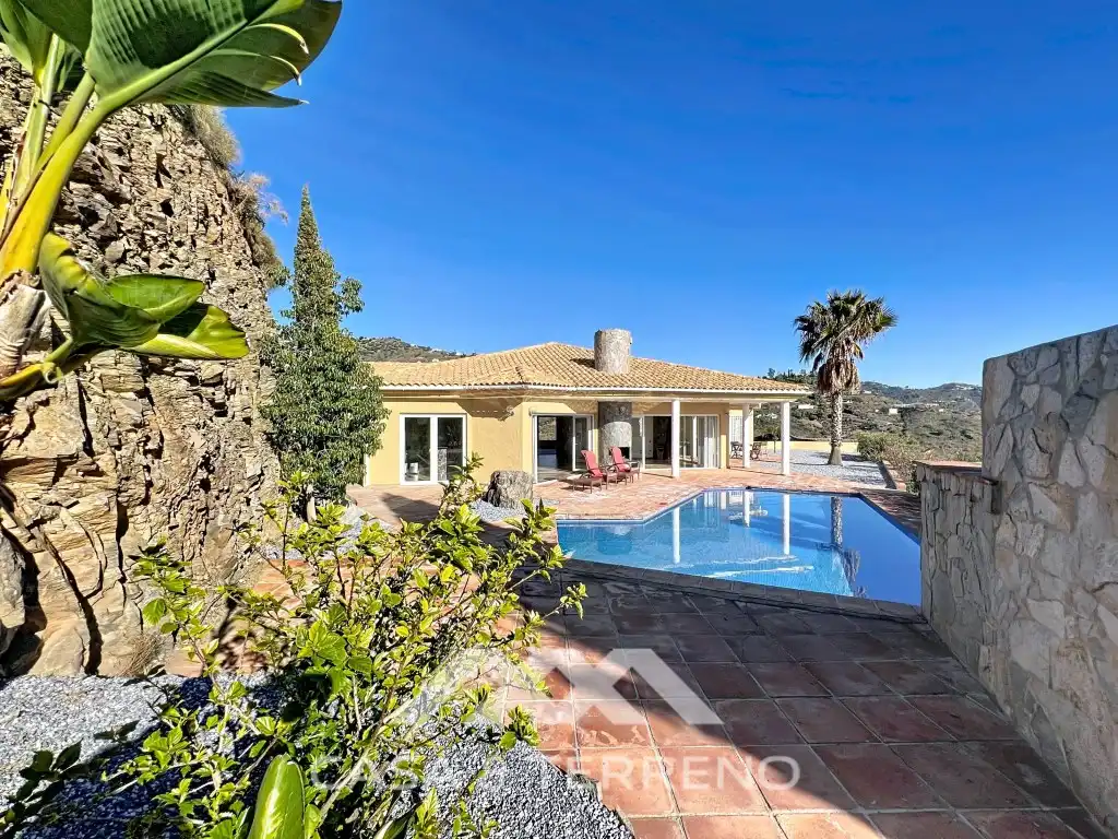 Vista exterior de Casa o xalet en venda en Algarrobo amb Jardí privat, Terrassa i Piscina