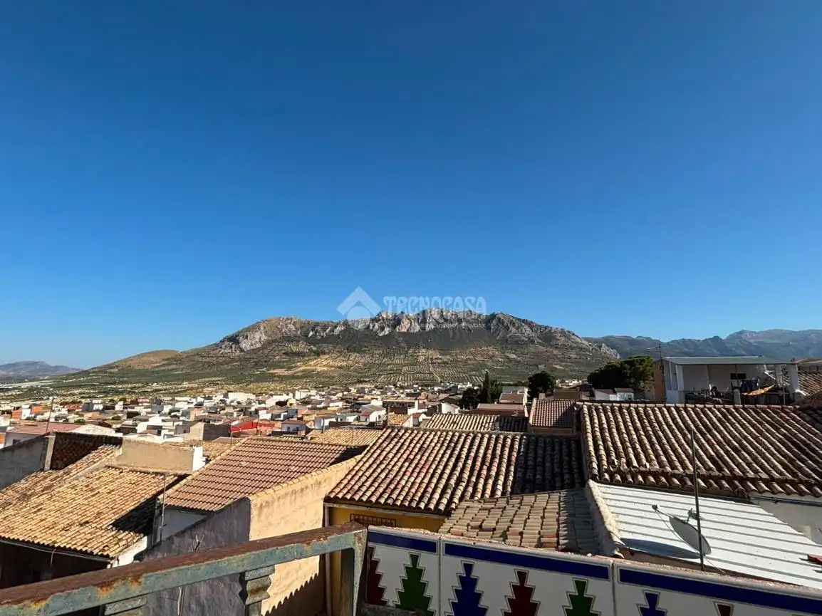Vista exterior de Casa adosada en venda en Jódar amb Terrassa i Balcó
