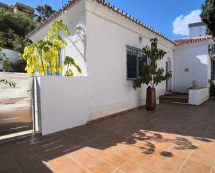 Vista exterior de Casa o xalet en venda en Torremolinos amb Aire condicionat, Jardí privat i Terrassa