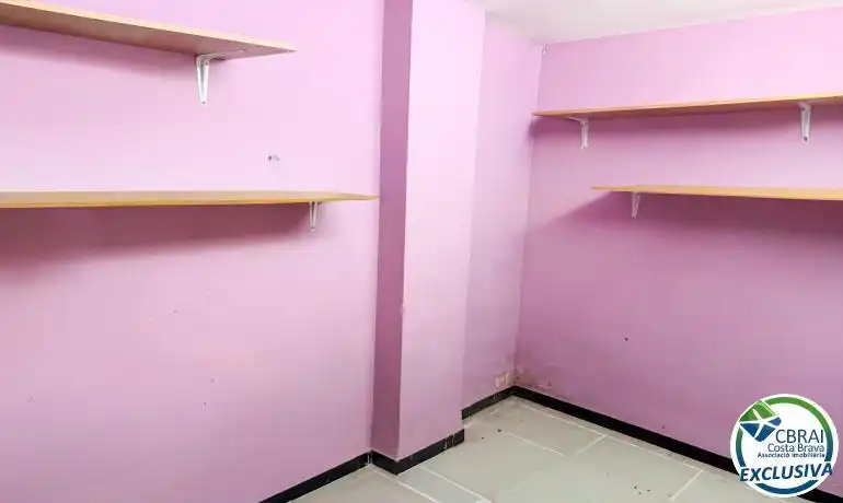 Habitación de Local en venta en Figueres