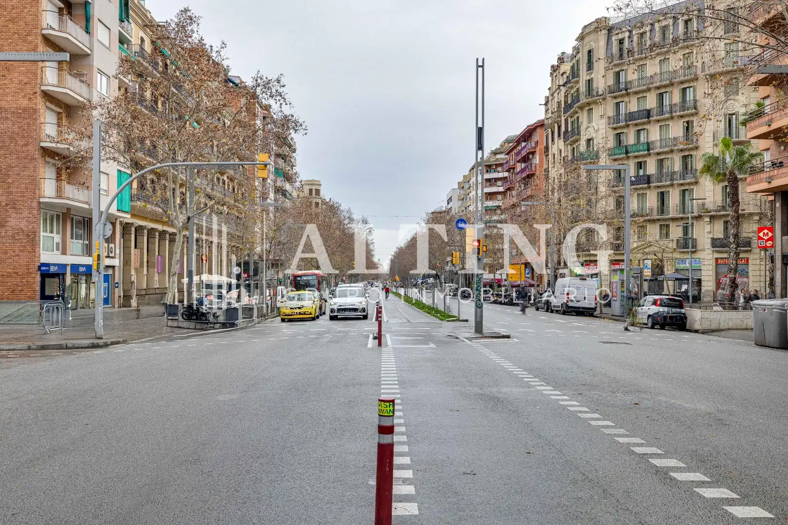 Vista exterior de Local en venda en Barcelona amb Aire condicionat i Moblat