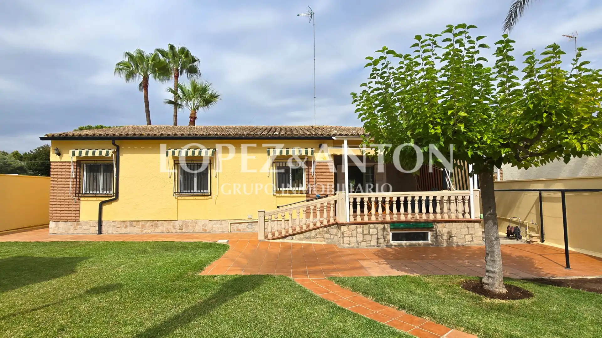 Exterior view of Houses for sale in L'Eliana  with Air Conditioner, Private garden and Terrace