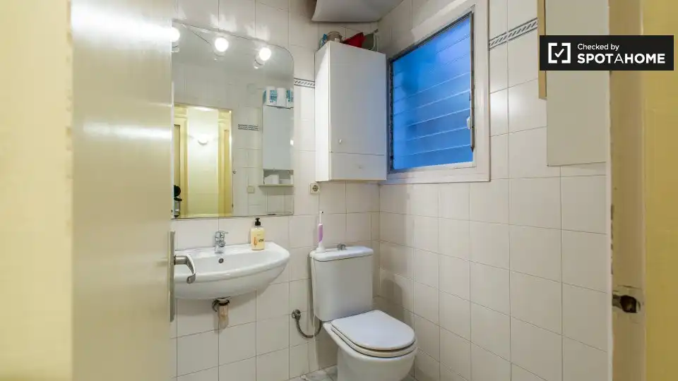 Bathroom of Flat for share in Barcelona  with Air Conditioner, Heating and Terrace