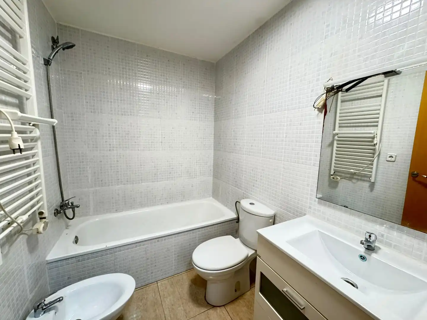 Bathroom of Flat for sale in Canovelles  with Air Conditioner and Oven
