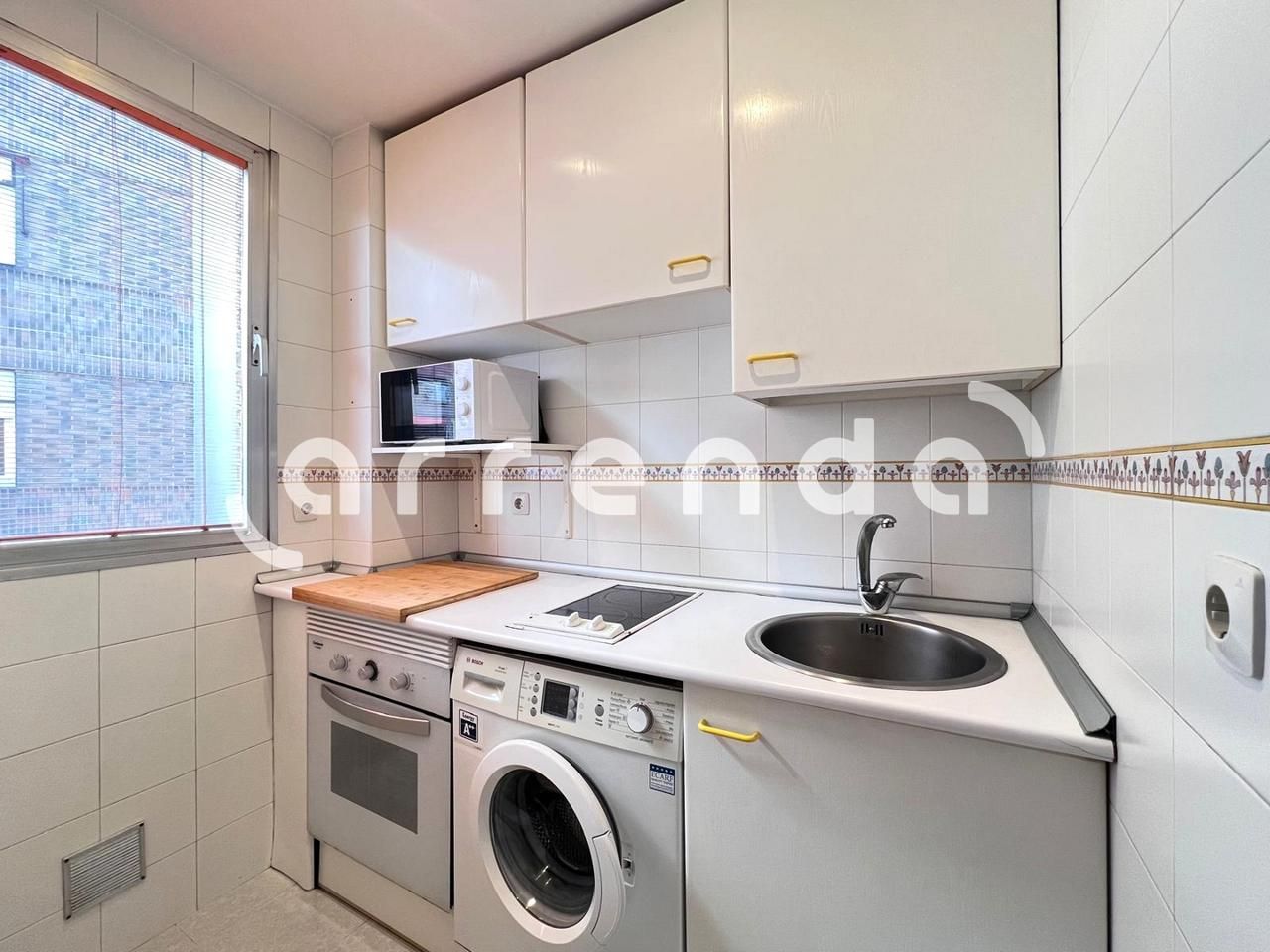 Cuina de Pis de lloguer en  Madrid Capital amb Aire condicionat, Terrassa i Moblat