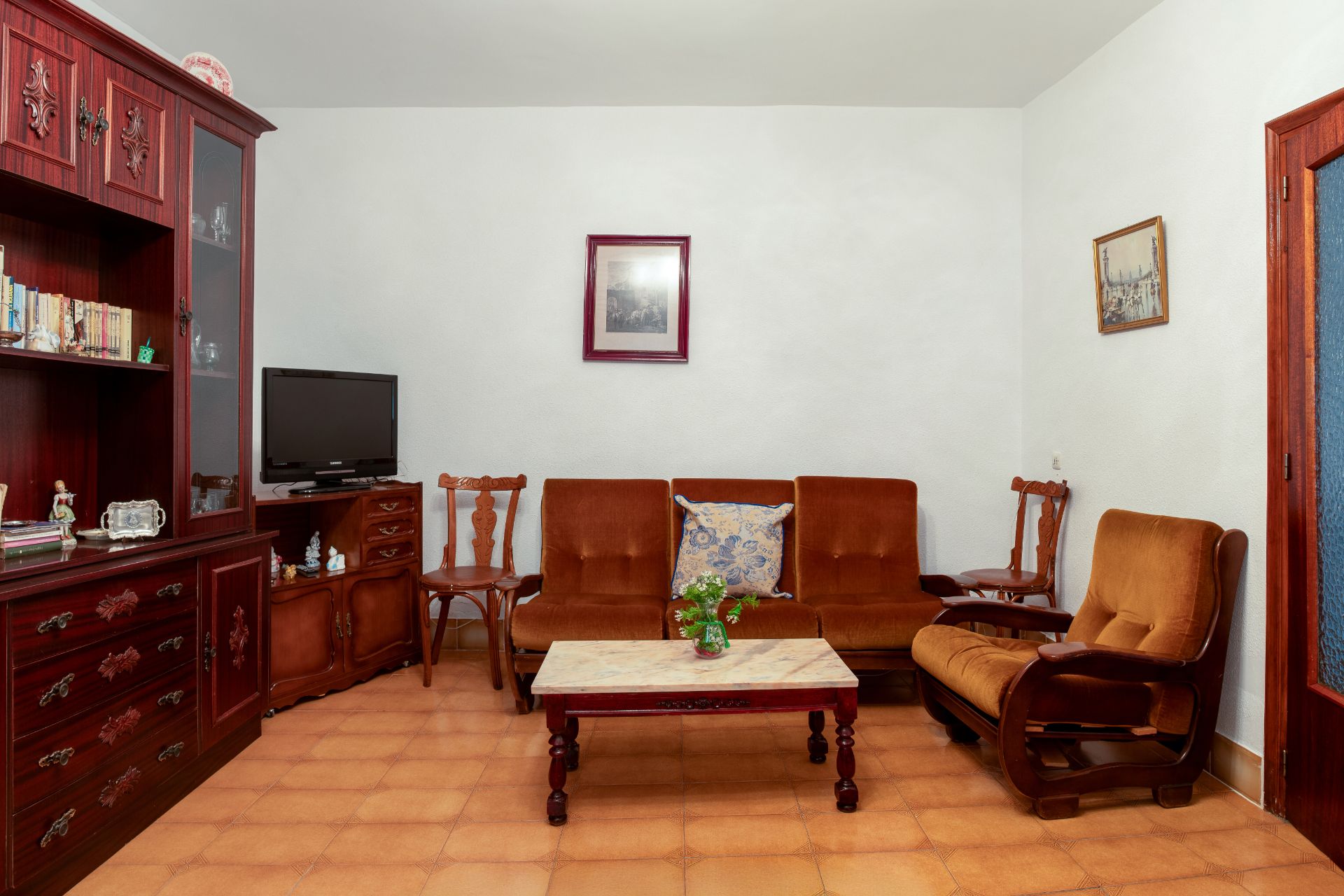 Sala d'estar de Finca rústica en venda en Casas del Castañar amb Moblat