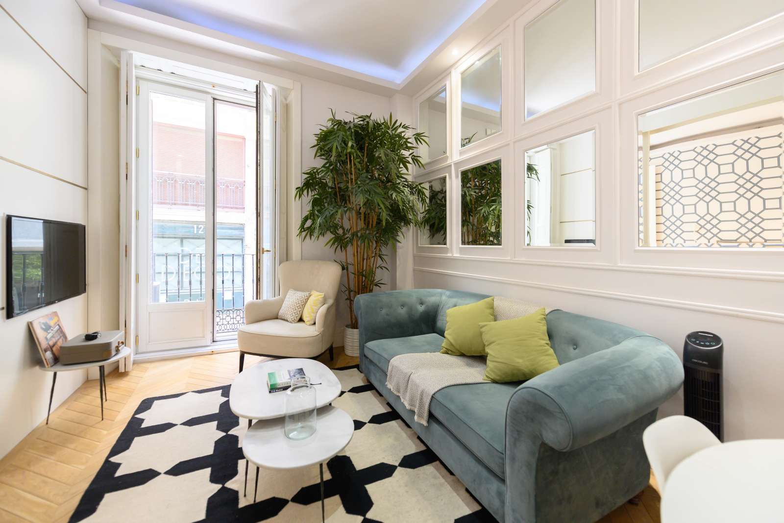 Living room of Study to share in  Madrid Capital  with Air Conditioner, Heating and Terrace