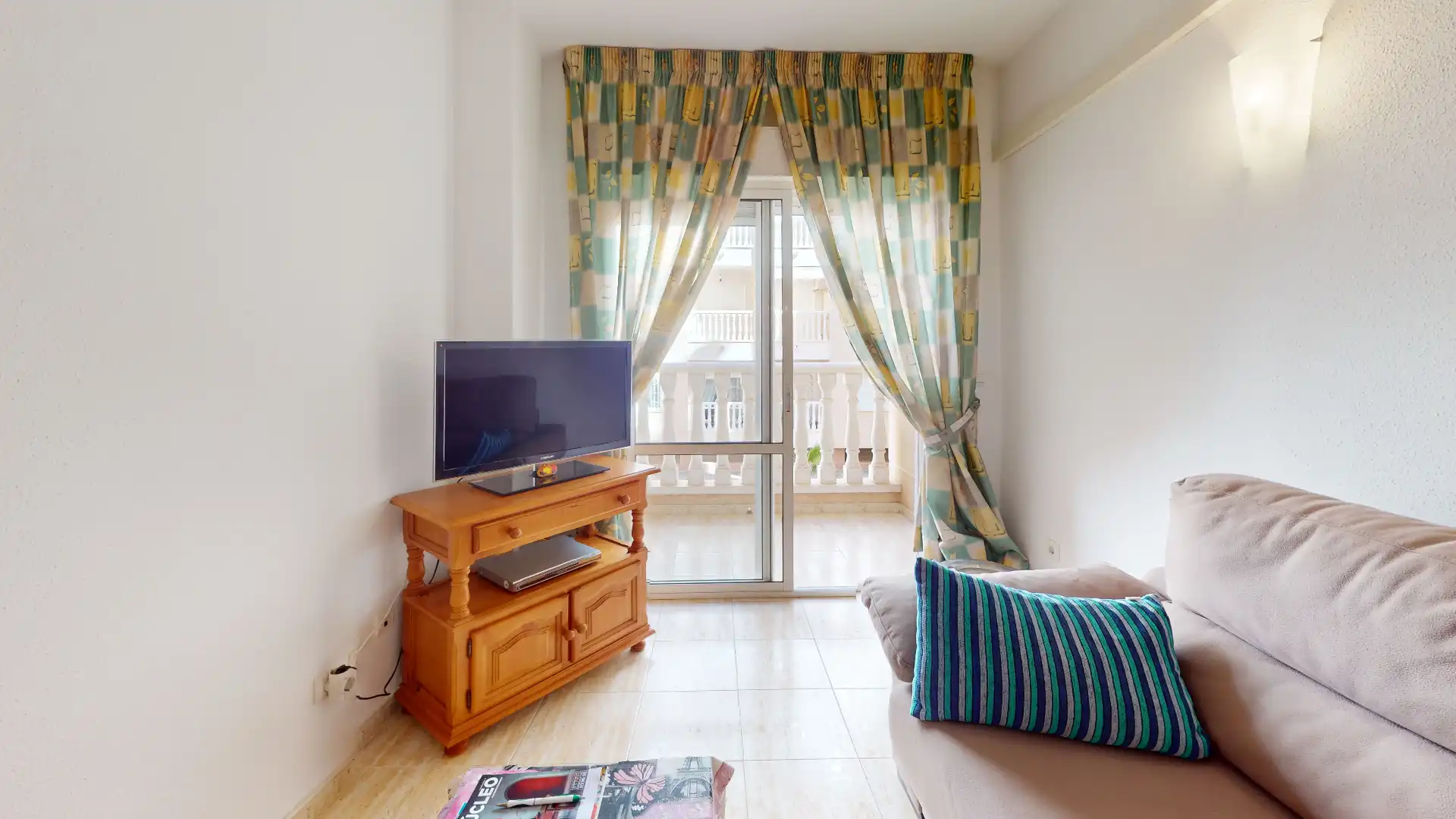 Sala d'estar de Pis en venda en Torrevieja amb Aire condicionat, Terrassa i Moblat