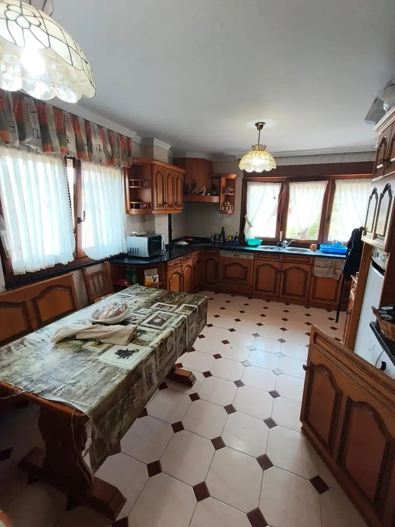 Cuina de Casa o xalet en venda en Miengo amb Calefacció, Terrassa i Moblat