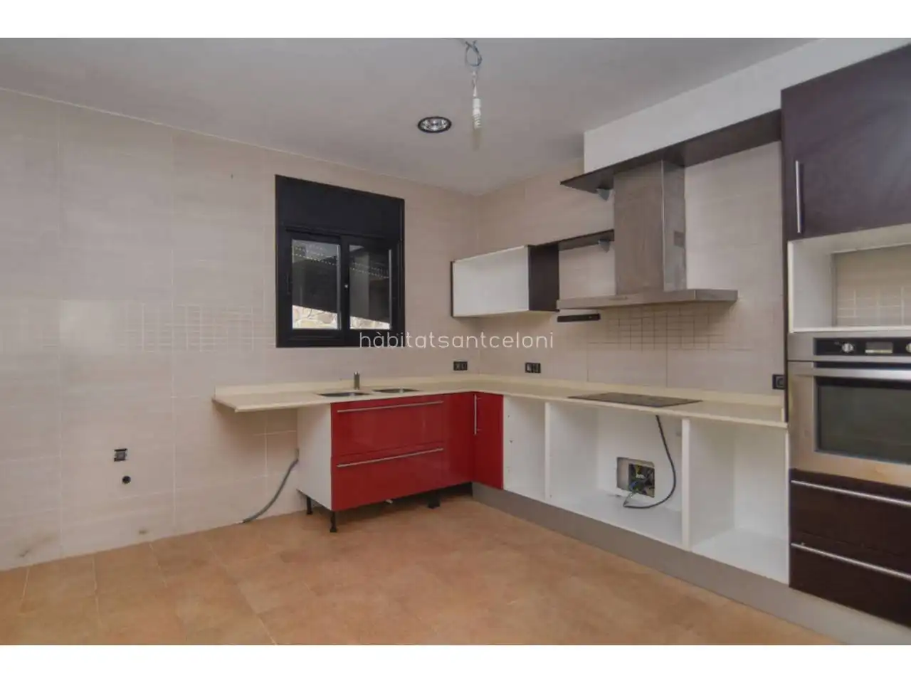 Casa con jardín en venta en Calle Baix Ebre 26, imagen 3