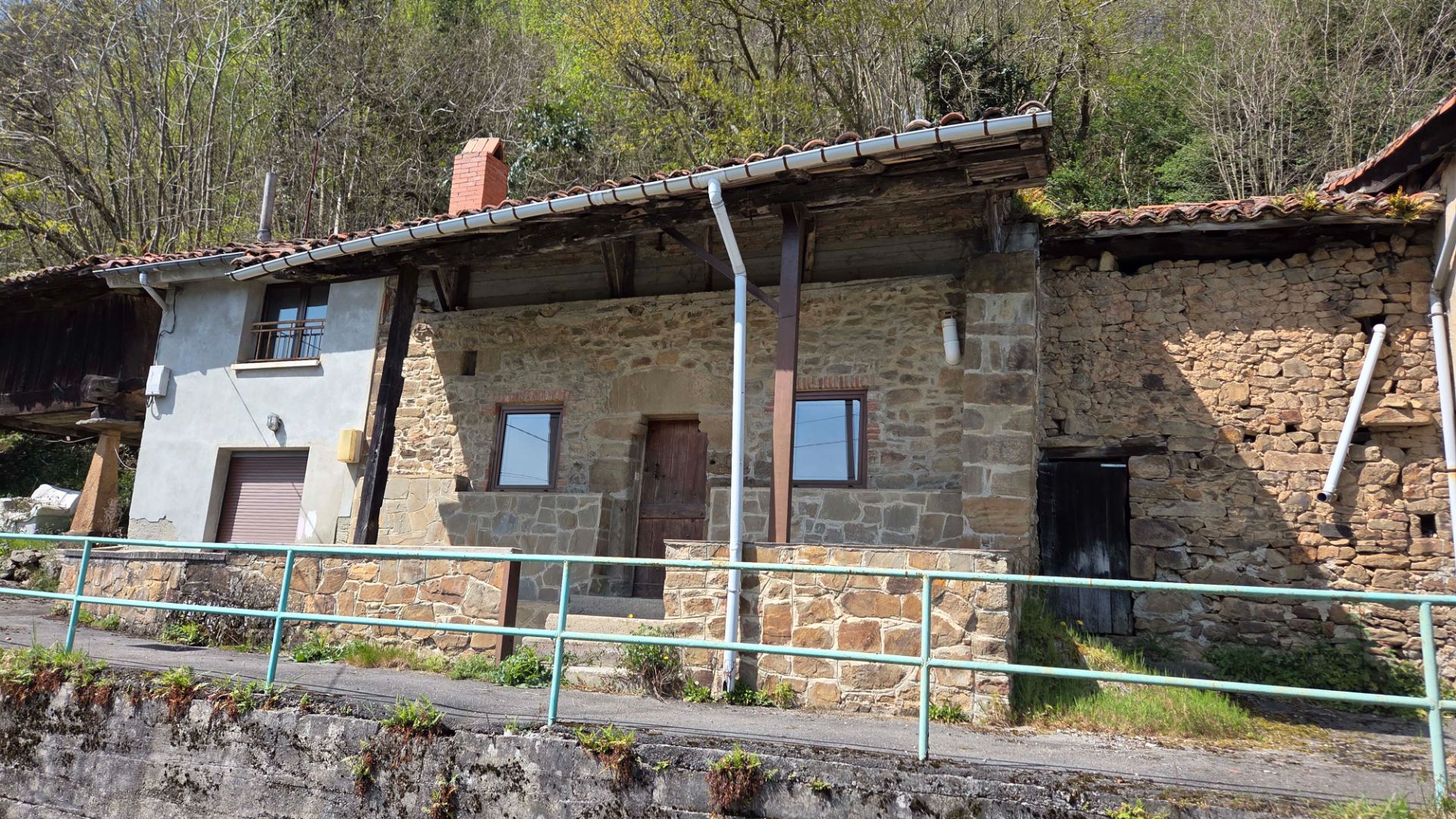 Vista exterior de Casa adosada en venda en San Martín del Rey Aurelio amb Parquet, Traster i Moblat