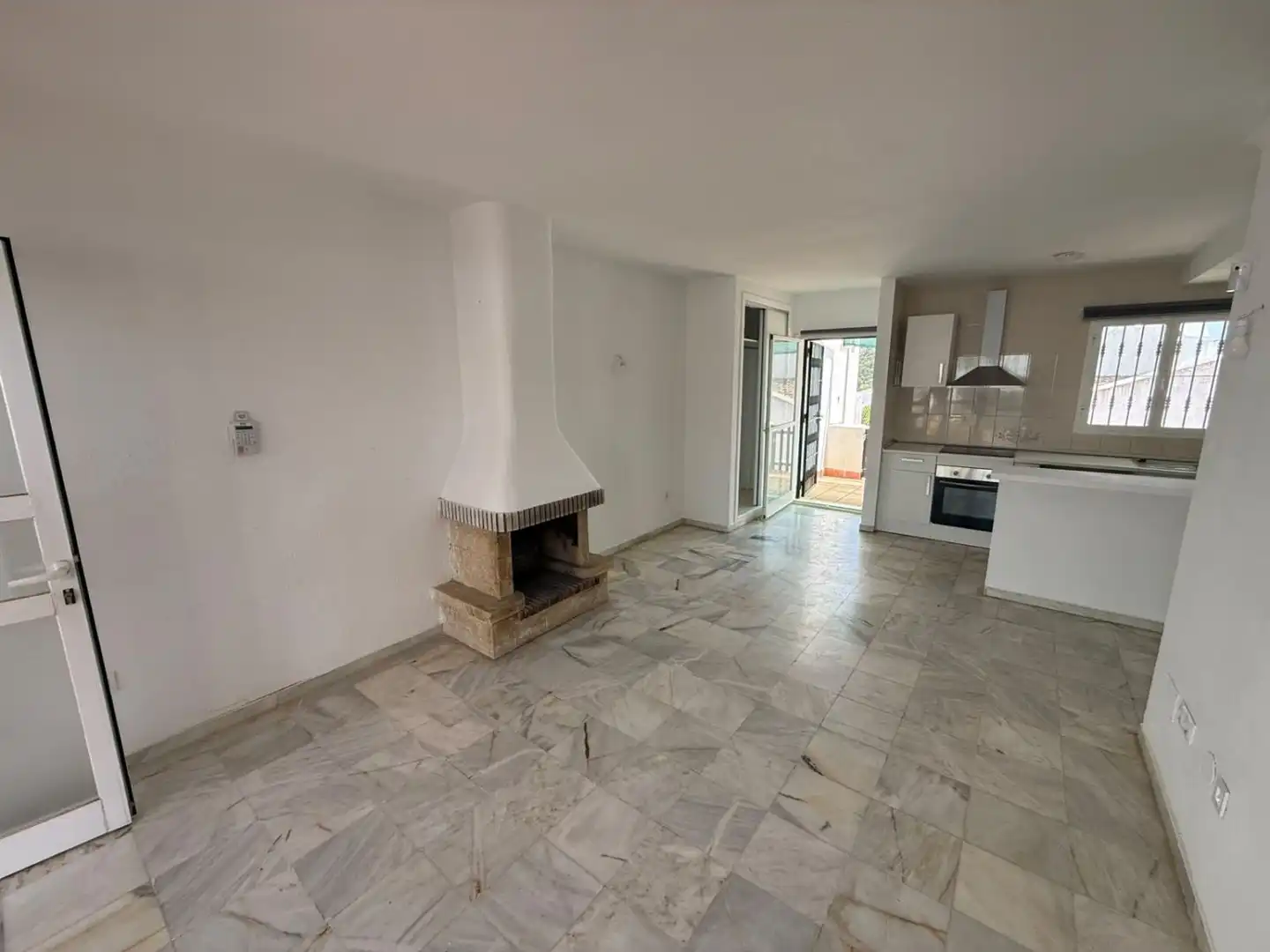 Sala d'estar de Dúplex en venda en Marbella amb Calefacció, Terrassa i Piscina comunitària