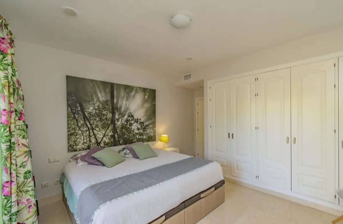 Dormitori de Apartament en venda en Benahavís amb Aire condicionat, Jardí privat i Moblat