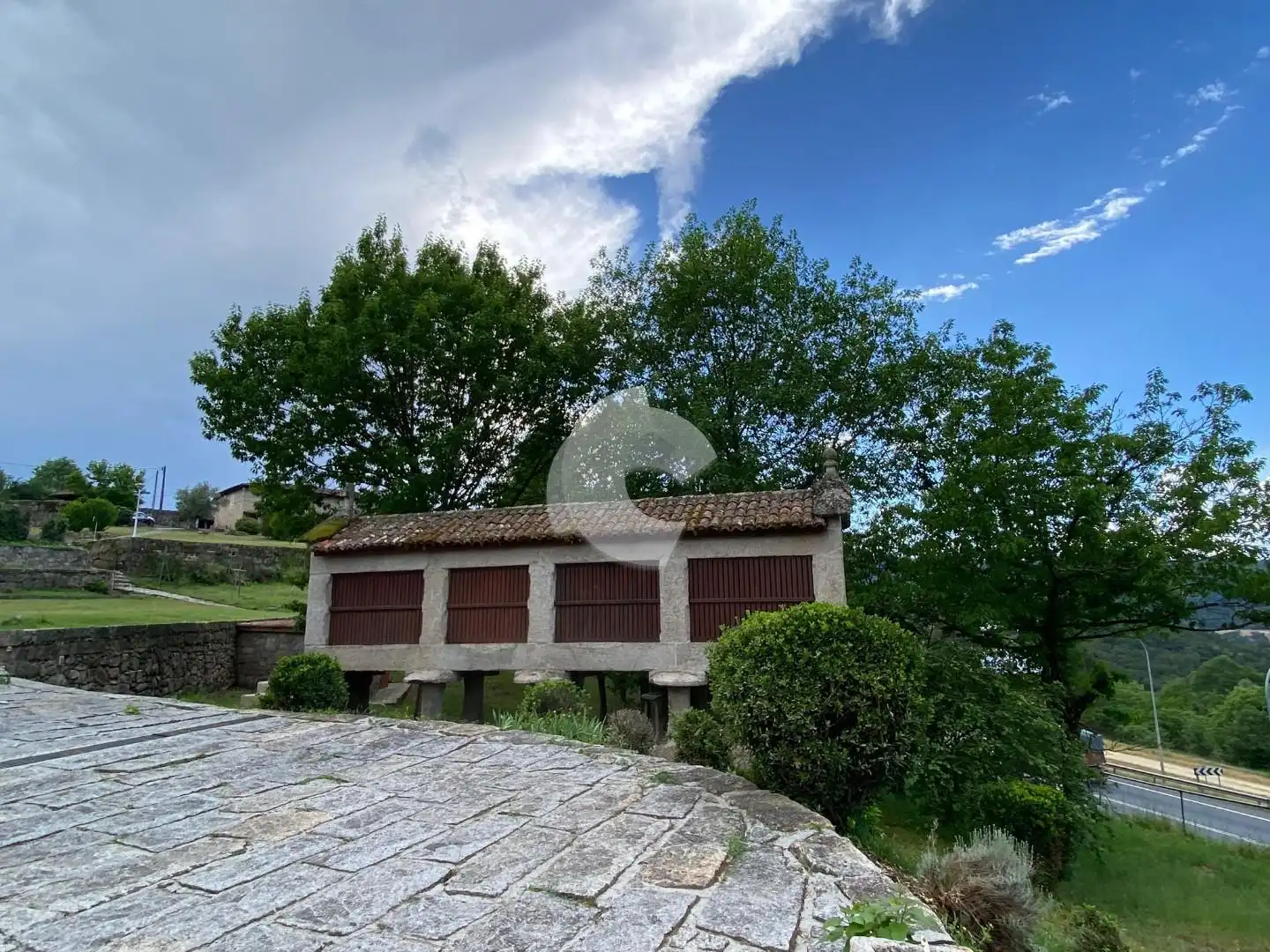Vista exterior de Casa o xalet en venda en San Cibrao das Viñas amb Calefacció, Jardí privat i Parquet