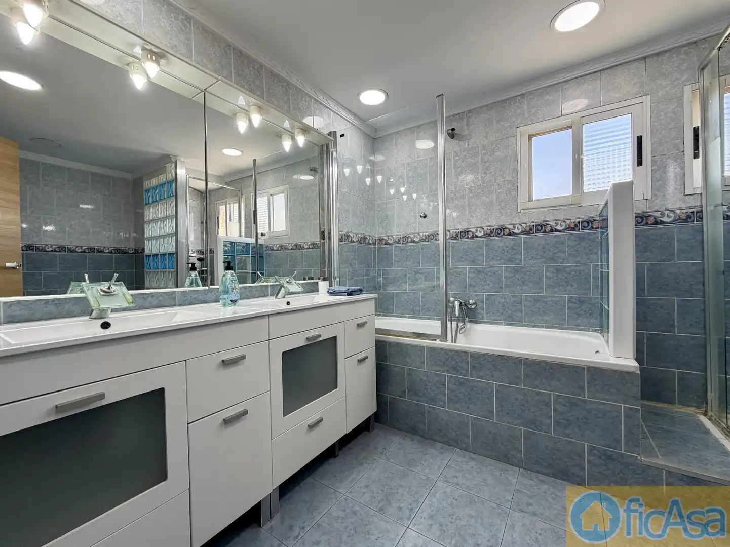 Bathroom of Flat for sale in Castellón de la Plana / Castelló de la Plana  with Air Conditioner, Parquet flooring and Balcony