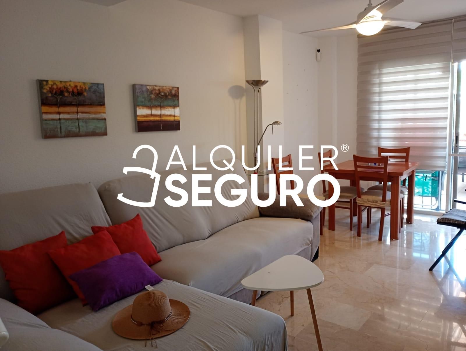 Sala d'estar de Pis de lloguer en Rincón de la Victoria amb Terrassa, Piscina i Moblat