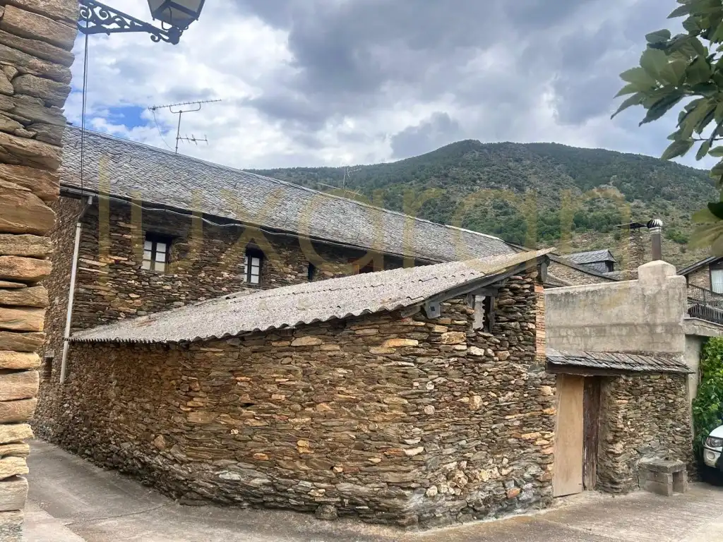 Vista exterior de Casa o xalet en venda en Tírvia