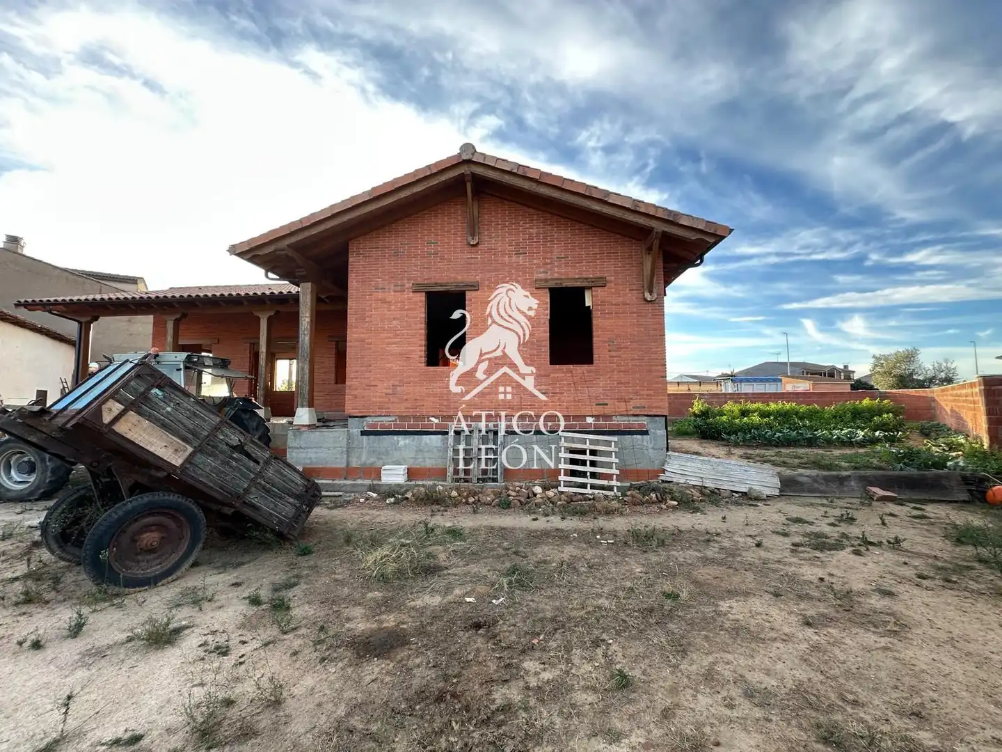 Exterior view of Houses for sale in Chozas de Abajo  with Private garden and Terrace
