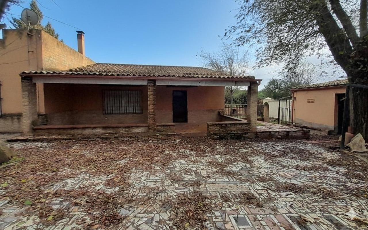 Außenansicht von Wohnung zum Verkauf in Linares mit Privatgarten und Schwimmbad